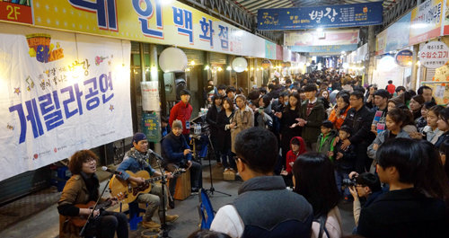 대인예술야시장은 20대 인디밴드부터 60대 트로트까지 함께 공연이 진행되는 낭만과 문화관광 아이콘이 되고 있다. 시장 좌판에는 막 제조한 원두커피부터 막걸리가 나란히 팔리고 있다. 별장 프로젝트팀 제공