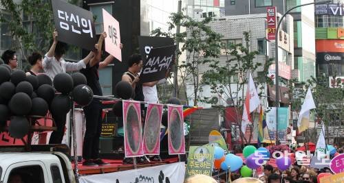 지난 6월 7일 서울 서대문구 신촌 연세로에서 열린 2014년 제15회 퀴어문화축제(Korea Queer Festival)에서 성소수자들이 거리 퍼레이드를 하고 있다. 동아일보 DB
