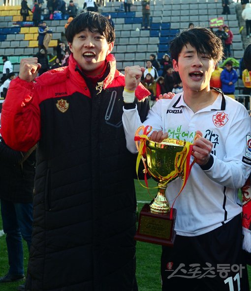 챌린지 강등의 아픔을 겪는 등 구단과 역사를 함께 한 광주FC 창단 멤버 임선영(왼쪽)과 김호남이 6일 경남FC와의 승강 PO 2차전이 끝난 뒤 3년만의 클래식 복귀를 자축하며 파이팅을 외치고 있다. 창원｜김민성 기자 marineboy@donga.com 트위터 @bluemarine007