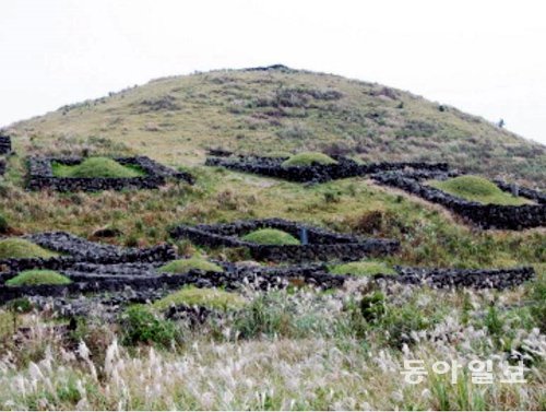 바람이 센 제주도에선 묘지를 돌담으로 보호하는데 이 힘든 작업을 해낸 노비를 양인으로 풀어주기도 했다.