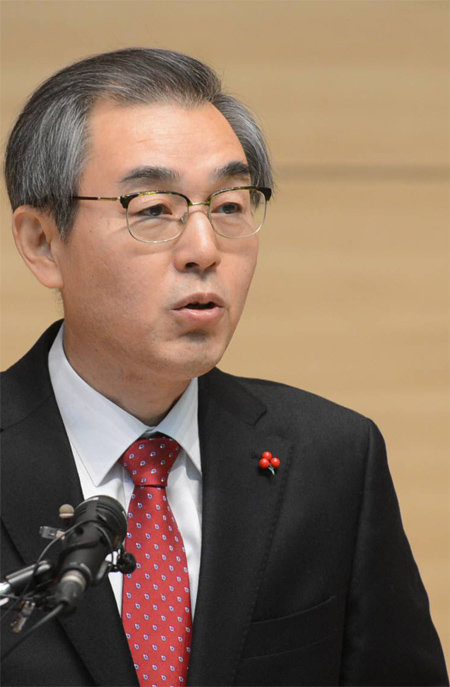 정재찬 신임 공정거래위원장이 8일 오전 정부세종청사에서 취임식을 갖고 있다. 그는 “경제민주화와 경제활성화는 상호보완적인 관계로, 하나를 추진한다고 해서 다른 하나가 죽는 것이 아니다”라고 말했다. 공정거래위원회 제공