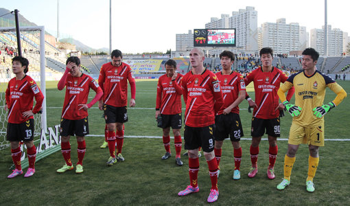 경남FC 구단주인 홍준표 경남지사가 구단 해체 가능성을 내비치면서 프로축구계의 이목을 집중시키고 있다. 경남 선수들이 6일 광주FC와의 승강 플레이오프 2차전을 통해 내년 챌린지(2부리그) 강등이 확정되자 망연자실한 표정을 짓고 있다. 사진제공｜경남FC