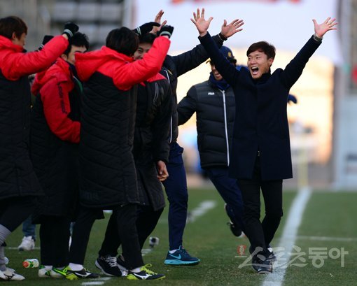 광주FC 남기일 감독대행(오른쪽 끝)의 리더십이 주목받고 있다. 그는 친정팀 부천SK(현 제주 유나이티드)를 이끌며 한 시절을 풍미한 발레리 니폼니시 감독의 후계자를 자처하고 있다. 남 감독대행이 6일 창원축구센터에서 열린 경남FC와의 승강 플레이오프 2차전 종료 직후 클래식 승격 확정에 두 팔을 들어 환호하고 있다. 창원｜김민성 기자 marineboy@donga.com 트위터 @bluemarine007