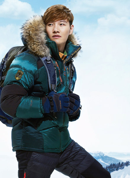 다운재킷은 겨울철 아웃도어 활동의 필수품이지만 비싼 값을 주고 구입해 수년간 입어야 하기 때문에 착용 목적을 고려해 신중한 선택이 필요하다. 피버그린의 ‘아크테카 다운재킷’은 발수, 방수, 방풍기능이 우수한 고밀도 소재인 ‘퍼텍스 엔듀란스’를 사용해 야외 활동 중 눈, 비가 와도 걱정이 없다. 피버그린 모델 가수 김종국. 사진제공｜피버그린