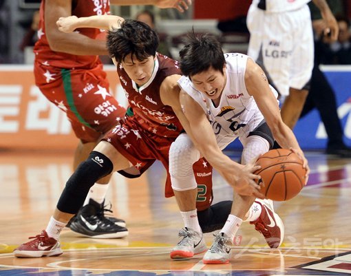 뺏느냐 뺏기느냐 LG 김시래(오른쪽)가 8일 안양체육관에서 열린 KGC와의 원정경기 도중 김기윤과 루즈볼을 다투고 있다. LG는 98-70으로 KGC를 대파하고 3연패에서 탈출했다. 안양｜임민환 기자 minani84@donga.com 트위터 @minani84