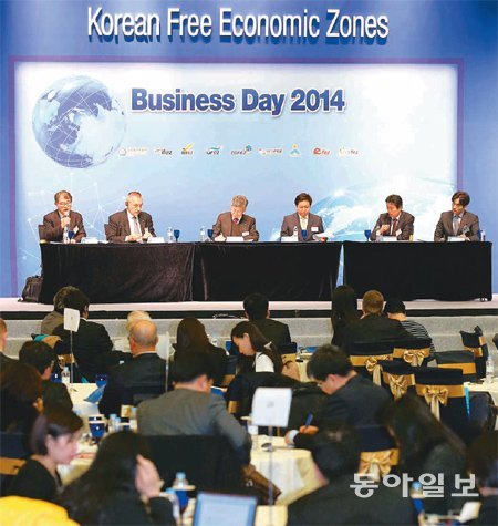 4일 인천 송도컨벤시아에서 열린 ‘경제자유구역 비즈니스데이 2014’ 행사 중 ‘동아시아 시대, 경제자유구역의 비전과 전략’이라는 주제로 열린 좌담회에서 참석자들이 토론을 하고 있다. 전영한 기자 scoopjyh@donga.com