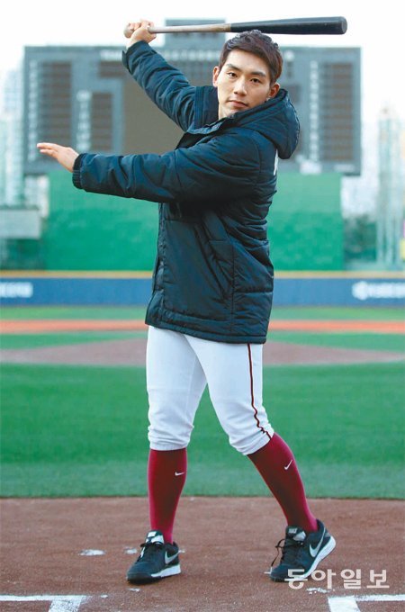 프로야구 역사상 처음으로 한 시즌 201안타를 기록한 서건창이 5일 목동구장에서 스윙을 선보이고 있다. 서건창은 최다 안타는 물론이고 타율(0.370), 득점(135점) 1위에 오르며 올 시즌 프로야구 최우수선수(MVP)로 뽑혔다. 최혁중 기자 sajinman@donga.com