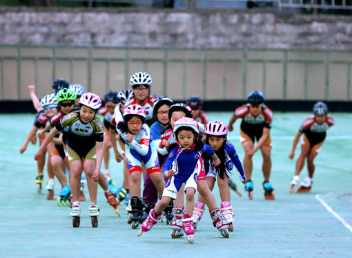 국민생활체육회가 4일 종합형스포츠클럽 연구용역 최종 보고회를 가졌다. 국민생활체육회는 이 자리를 통해 종합형스포츠클럽의 새로운 운영모형을 도출했다. 전북스포츠클럽 어린이 회원들이 인라인스케이트를 타는 모습. 사진제공｜국민생활체육회