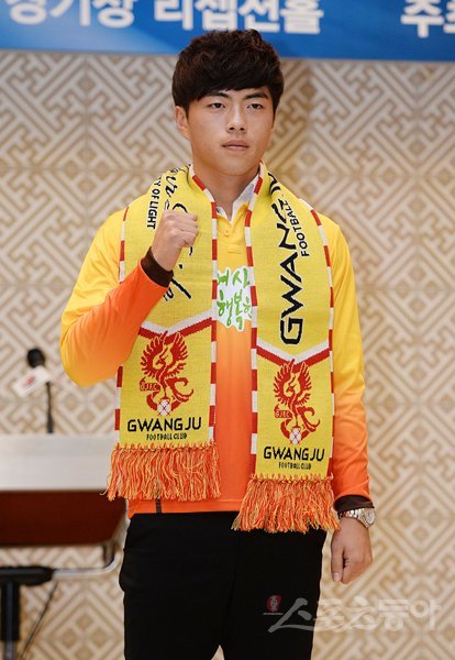 10월 자유선발로 광주FC 유니폼을 입은 박선홍이 9일 2015 K리그 신인 드래프트가 열린 서울월드컵경기장 리셉션홀에서 파이팅을 다짐하고 있다. 상암｜임민환 기자 minani84@donga.com 트위터 @minani84