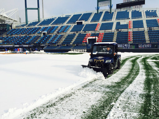 NC ‘단디카’가 8일 마산구장에서 제설작업을 하고 있다. 단디카 덕분에 이날 예정된 야구대제전 4경기가 무사히 열리게 됐다. 사진제공｜NC 다이노스