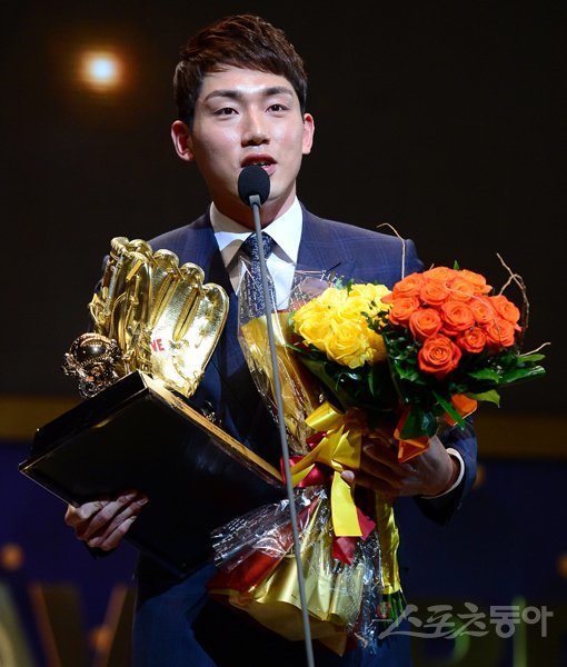 넥센 서건창이 9일 서울 코엑스 오디토리움에서 열린 골든글러브 시상식에서 2루수 부문 수상 소감을 말하고 있다. 서건창은 이날 시상식에서 총 유효표 321표 중 292표를 얻어 91%의 압도적인 득표율로 2루수 황금장갑의 주인이 됐다. 서건창은 이날 올해 연봉 9300만원에서 무려 223%가 오른 3억원에 재계약 해 겹경사를 누렸다. 김종원 기자 won@donga.com 트위터 @beanjjun