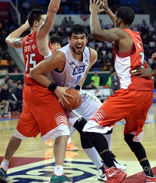 하승진(가운데)을 앞세운 KCC가 9일 서울 잠실학생체육관에서 열린 ‘2014∼2015 KCC 프로농구’에서 SK를 꺾고 2연승을 달렸다. 하승진이 SK 수비진과 격렬한 몸싸움을 벌이며 골밑슛을 시도하고 있다. 잠실｜임민환 기자 mirine84@donga.com 트위터 @manani84