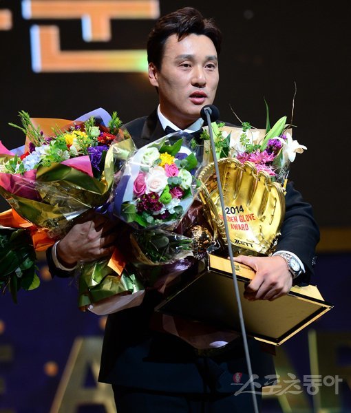 이승엽이 가는 길은 곧 전설이다. 삼성 이승엽이 9일 서울 코엑스 오디토리움에서 열린 ‘2014 한국야쿠르트 7even세븐 프로야구 골든글러브 시상식’에서 지명타자 부문 골든글러브를 수상한 뒤 소감을 말하고 있다. 역대 최다인 9번째 수상이다. 김종원 기자 won@donga.com 트위터 @beanjjun