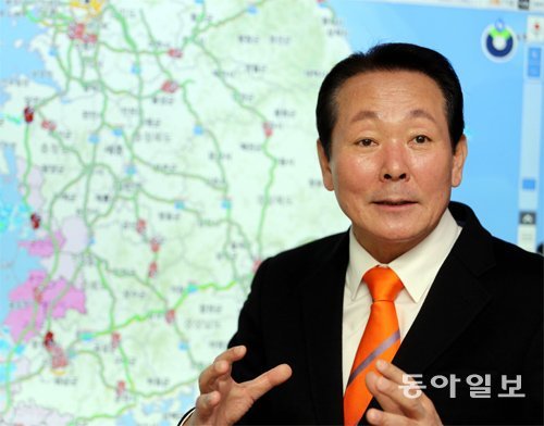 전국 고속도로 상황을 실시간으로 모니터링할 수 있는 경기 성남시 한국도로공사 교통정보센터 교통상황실에서 5일 만난 김학송 도로공사 사장은 “국민의 눈으로 보면서 고속도로 관리의 모든 것을 바꿔야 한다”고 강조했다. 성남=김경제 기자 kjk5873@donga.com