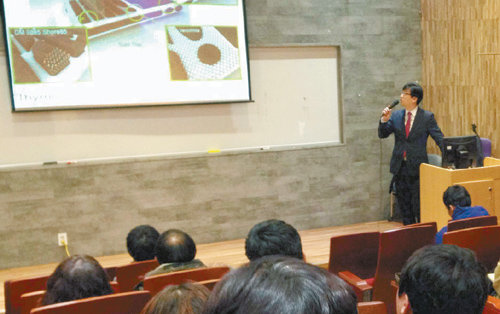 티모스 대표 열강에 질문 쇄도 백상흠 ㈜티모스 대표(오른쪽)가 4일 광운대에서 열린 제4회 ‘3D프린팅의 이해와 활용 설명회’에서 3D프린터·스캐너에 대한 기술과 활용 사례 등을 설명하고 있다. 이날 강연회는 강연이 끝난 뒤 1시간 가까이 참석자들의 질문이 이어지는 등 열기가 뜨거웠다. 안소연 통신원 제공