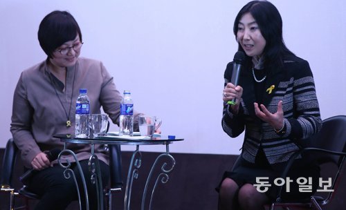 재미교포 신은미 씨와 황선 전 민주노동당 부대변인이 진행하는 토크콘서트가 9일 대구 중구 동성로 동성아트홀에서 열렸다. 대구=박영대 기자 sannae@donga.com