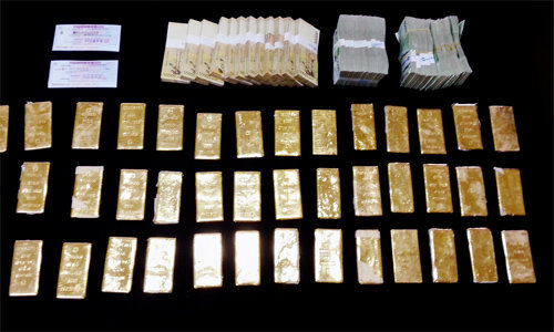 인테리어 업자 조모 씨가 8월 서울 서초구의 한 사무실에서 훔친 금괴 130여 개 중 일부. 경찰은 조 씨로부터 금괴 40개(시가 19억 원 상당)와 현금 2억2500만 원을 압수했다. 서울서초경찰서 제공