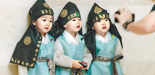 KBS ‘해피선데이-슈퍼맨이 돌아왔다’는 배우 송일국의 세쌍둥이(사진)를 포함해 우리 나이로 세 살 전후의 아이들을 등장시켜 높은 시청률을 기록하고 있다. 전문가들은 이 시기 아이들이 정신적 성장의 폭이 크고 카메라를 의식하지 않아 ‘보는 재미’를 더한다고 분석했다. KBS 제공