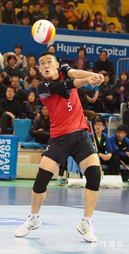 프로배구 최고 연봉(3억5000만 원)을 받는 현대캐피탈 리베로 여오현. 지난 시즌 72.9%의 성공률을 자랑했던 그의 서브 리시브는 올 시즌59.4%로 낮아졌다. 상대 서버들이 강한 서브를 때리는 데다 탄성이 좋은 볼을 공인구로 사용하면서 볼을 컨트롤하기 어려워진 탓이다. 동아일보DB