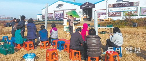 먹을거리가 생산자를 떠나 소비자 식탁에 오르기까지의 거리인 ‘푸드마일리지’가 한국인은 프랑스인의 10배가량인 1인당 7085km라고 한다. 향토 농수산물 직거래를 활성화하기 위한 로컬푸드 운동이 확산되고 있다. 지난달 인천 계양구 버섯농장에서 팜파티가 열렸다. 두리버섯농원 제공