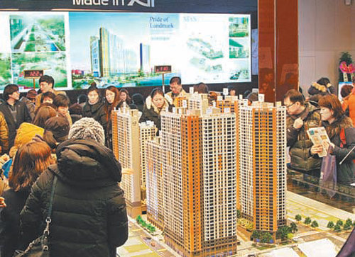 대구 중구 대구역센트럴자이 본보기집에서 방문객들이 아파트단지 모형을 살펴보고 있다. GS건설 제공