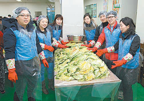 부산디지털대 교직원 봉사단들이 최근 북구 금곡종합사회복지관에서 김장 500포기를 담가 저소득 가정 100가구에 전달했다. 부산디지털대 제공