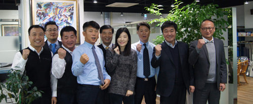 두리화학㈜ 직원들(오른쪽에서 두 번째가 최백규 대표).