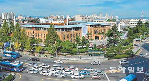 대전 중구 원도심에 있는 옛 충남도청사. 도청이전특별법 국회 통과로 도청사의 새로운 활용모색과 주변 원 도심 활성화에 탄력을 받을 것으로 보인다. 동아일보DB