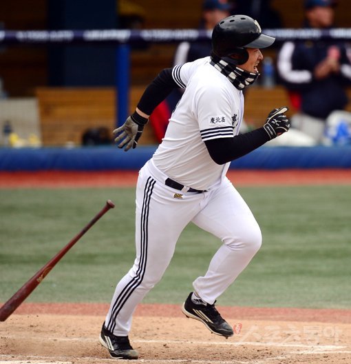 경북고 김일엽이 10일 마산구장에서 열린 2014야구대제전 성남고와의 16강전에서 3회초 1사 만루서 적시타를 때려낸 뒤 1루로 향하고 있다. 마산｜김민성 기자 marineboy@donga.com 트위터 @bluemarine007