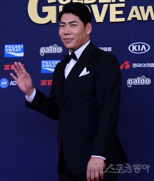 넥센 강정호는 3년 연속 유격수 부문 골든글러브를 수상하면서 현역 최고의 유격수라는 사실을 재확인했다. 과연 그는 15일 시작되는 메이저리그 포스팅에서도 가치를 인정받을 수 있을까. 김종원 기자 won@donga.com 트위터 @beanjjun