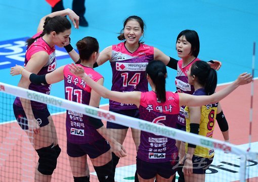 흥국생명 조송화(14번)가 10일 성남실내체육관에서 열린 도로공사전에서 서브 득점에 성공한 뒤 동료들과 기뻐하고 있다. 흥국생명은 세트스코어 3-2로 승리했다. 성남｜김종원 기자 won@donga.com 트위터 @beanjjun