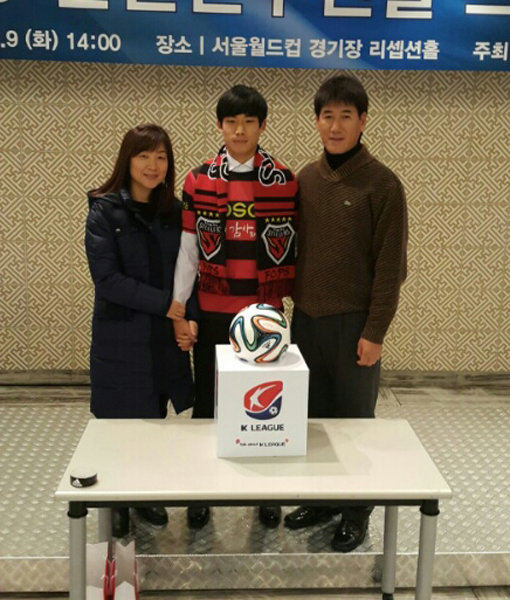 자유선발선수로 포항 유니폼을 입은 오창현(가운데)과 그의 아버지인 사격대표팀 오금표 코치(오른쪽), 어머니 윤선희 씨가 9일 서울월드컵경기장에서 열린 ‘2015 K리그 신인 드래프트’ 현장에서 기념촬영을 하고 있다. 클레이사격대표선수 출신인 오 코치는 2008년부터 대표팀에서 명사수들을 조련해왔다. 사진제공｜오금표 코치