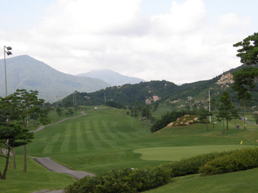 강원도 고성에 위치한 설악썬밸리 골프리조트는 편안한 코스와 바다를 조망할 수 있는 뛰어난 경관, 그리고 친절한 캐디 서비스와 그린피 만족도 등에서 높은 점수를 받아 ‘소비자 만족 10대 골프장’으로 선정됐다. 사진제공｜설악썬밸리 골프리조트