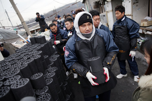 두산 홍성흔이 10일 서울시사회복지협의회에서 진행된 두산 선수단 ‘사랑의 연탄 나눔’ 행사에 참여해 연탄을 나르고 있다. 사진제공｜두산 베어스