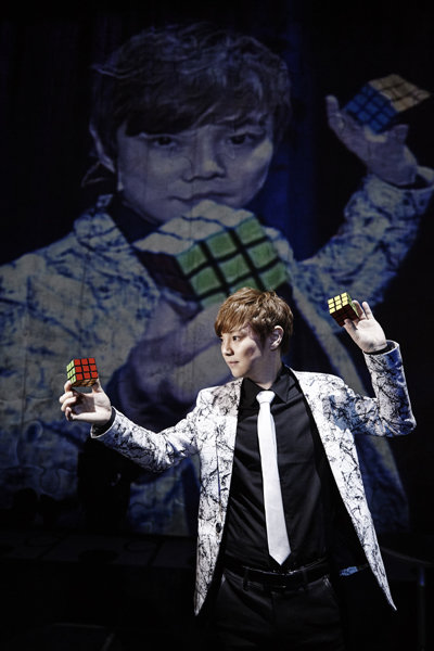 눈앞에서 찢어버린 카드가 다시 나타나고, 무대로 불러 세운 관객들이 한 명씩 사라지기도 한다. 최현우의 매직콘서트 ‘더 브레인’은 눈을 부릅뜨고 봐도 속을 수밖에 없는 신기한 마술쇼로 충격과 전율을 선사한다. 사진제공｜라온플레이