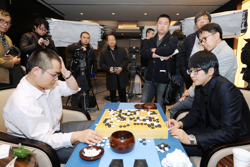 10일 중국 산시성 시안에서 열린 삼성화재배 결승3번기 제2국이 끝난 후 김지석(오른쪽)과 탕웨이싱이 복기를 하고 있다. 김지석의 우승으로 한국은 2년 만에 세계 메이저대회 우승의 기쁨을 맛봤다. 사진제공｜한국기원
