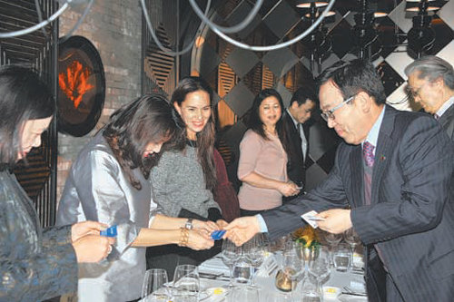 서병수 부산시장이 9일 오후 해운대 파라다이스호텔에서 한·아세안 특별정상회의에 참석한 아세안 기업인을 대상으로 비즈니스 만찬행사를 열었다. 부산시 제공