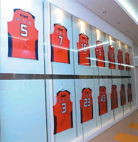 모비스의 안방 구장인 울산 동천체육관에 마련된 구단 기념관에서 리카르도 라틀리프의 유니폼만 빠져 있다. 라틀리프는 10일 KT와의 경기를 앞두고 장염으로 출전이 힘들 것 같아 유니폼을 지참하지 않았다가 뒤늦게 코트에 나서면서 기념 유니폼까지 꺼내 입고 출전했다. KBL 제공