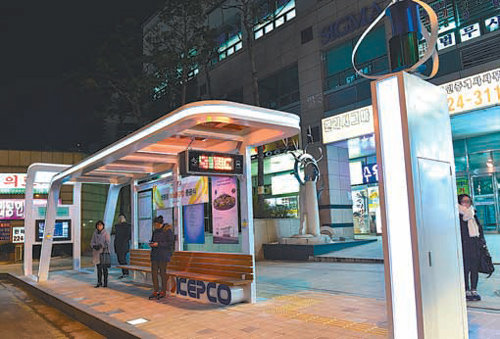 풍력발전기와 태양광 모듈을 지붕에 설치해 조명과 교통정보 안내판 등에 필요한 전력을 자체 생산하는 경기 수원시 팔달구 중부대로의 친환경 버스승강장 전경. 수원시 제공