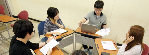 온라인 강의와 오프라인 토론을 결합한 ‘블렌디드 러닝’ 수업에 참여한 세종대 학생들이 활발히 토론을 하고 있다.