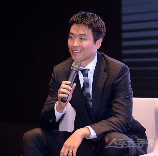 ‘라이언킹’ 이동국(35·전북현대)이 11일 서울 여의도 글래드호텔에서 열린 2015 K리그 신인선수 교육에 강연자로 초빙돼 자신의 경험담을 솔직하게 전해주고 있다. 현재 재활 중인 이동국은 내년 1월 호주 아시안컵 출전 여부에 대해 조심스러운 입장을 전했다. 임민환 기자 minani84@donga.com 트위터 @minani84