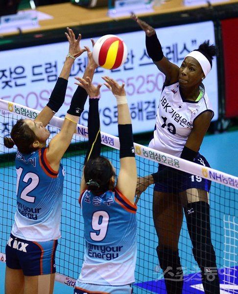 IBK기업은행 데스티니(오른쪽)가 11일 평택 이충문화체육관에서 열린 ‘NH농협 2014-2015 V리그’ 여자부 GS칼텍스와의 경기에서 블로킹 벽을 피해 스파이크를 때리고 있다. 데스티니는 이날 45득점을 기록하며 팀 승리를 이끌었다. 평택｜김종원 기자 won@donga.com 트위터 @beanjjun