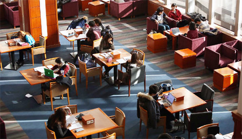 서울 성북구 고려대 LG포스코 경영관 1층 이명박 라운지에서 학생들이 공부하는 모습. 이곳을 따뜻하게 해주는 난방 원료는 안암역에서 나오는 지하수다. 고려대 제공