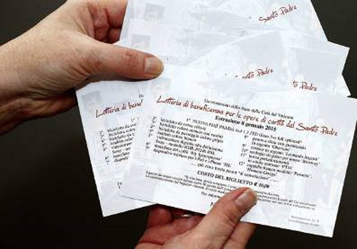 프란치스코 교황이 받은 선물을 경품으로 내놓은 이벤트에 참여할 수 있는 응모권. 평화신문 제공