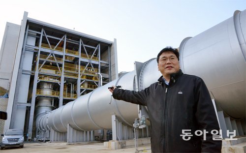 전남 고흥군 봉래면 나로우주센터에는 한국형발사체에 들어갈 연소기를 시험할 수 있는 10층 규모의 설비가 새롭게 들어섰다. 한영민 한국항공우주연구원 추진시험평가팀장은 “지금까지 이곳에서 75t급 연소기 연소시험을 3차례 진행했다”고 설명했다. 고흥=전승민 동아사이언스 기자