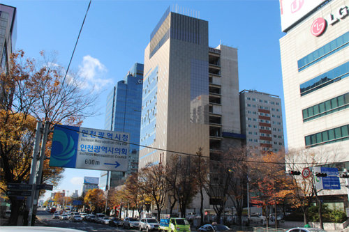 인천 남동구 구월동 씨티은행 건물 옆에 짓고 있는 시내 면세점 빌딩. 인천에 처음으로 들어서는 이 면세점에는 화장품과 시계, 보석 매장 등이 입점하며 내년 2월부터 손님을 맞는다. 엔타스 듀티프리 제공