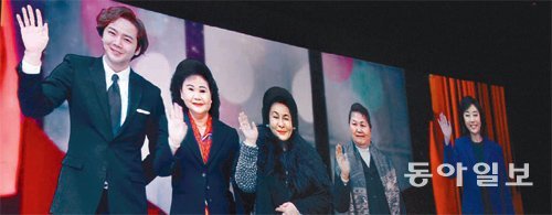 한-동남아국가연합(ASEAN·아세안) 특별정상회의 참가국 정상 부인들이 12일 부산 영화의 전당을 방문해 기념촬영을 했다. 블루스크린을 배경으로 촬영한 것을 극장영상으로 보여준 모습이다. 왼쪽부터 배우 장근석 씨, 캄보디아 말레이시아 라오스 정상 부인, 조윤선 대통령정무수석비서관. 부산=신원건 기자 laputa@donga.com