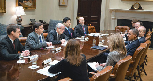 2013년 4월 29일 미국 백악관 루스벨트룸에서 버락 오바마 대통령(오른쪽에서 네 번째) 주재로 열렸던 긴급 한반도 전문가 회의. 이성윤 교수 제공