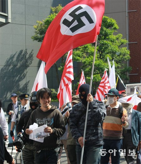 시위를 벌이고 있는 일본 재특회. 이들은 힘든 삶이 재일 한국인과 외국인 탓이라는 음모론에 사로잡혀있다. 동아일보DB