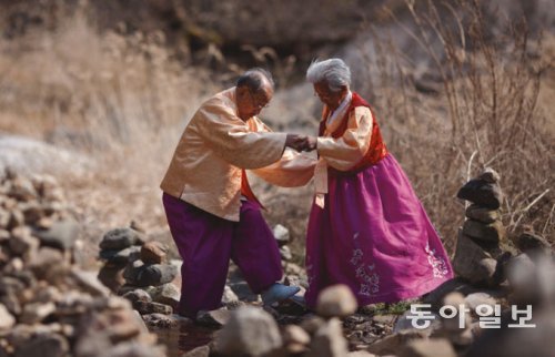 노부부의 사랑과 이별을 다룬 다큐멘터리 영화 ‘님아, 그 강을 건너지 마오’의 한 장면.